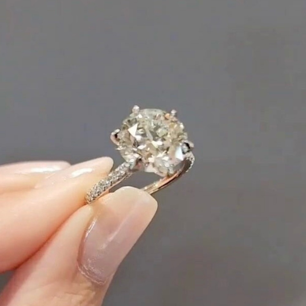 Elegant Silver Moissanite Ring